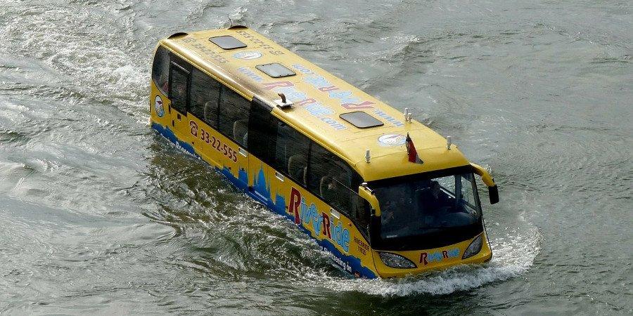 Il bus anfibio nel Danubio